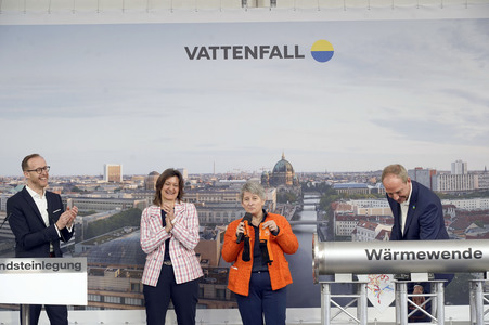 Grundsteinlegung einer Abwassergroßwärmepumpe von Vattenfall und Befüllen einer Zeitkapsel in Berlin