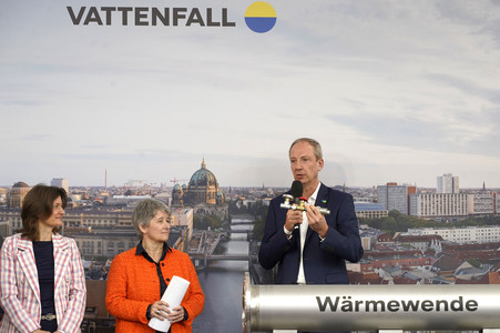 Grundsteinlegung einer Abwassergroßwärmepumpe von Vattenfall und Befüllen einer Zeitkapsel in Berlin