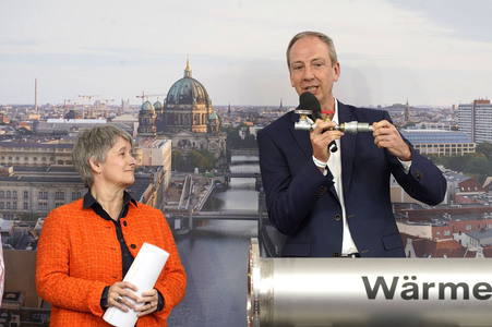Grundsteinlegung einer Abwassergroßwärmepumpe von Vattenfall und Befüllen einer Zeitkapsel in Berlin