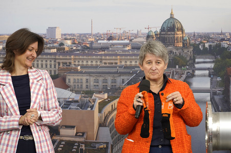 Grundsteinlegung einer Abwassergroßwärmepumpe von Vattenfall und Befüllen einer Zeitkapsel in Berlin