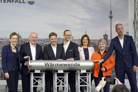 Grundsteinlegung einer Abwassergroßwärmepumpe von Vattenfall und Befüllen einer Zeitkapsel in Berlin