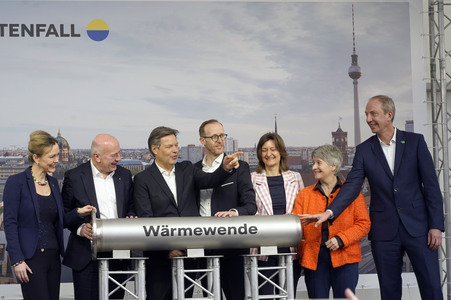 Grundsteinlegung einer Abwassergroßwärmepumpe von Vattenfall und Befüllen einer Zeitkapsel in Berlin