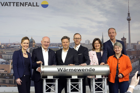 Grundsteinlegung einer Abwassergroßwärmepumpe von Vattenfall und Befüllen einer Zeitkapsel in Berlin