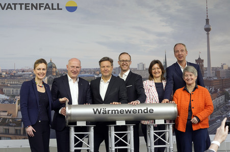 Grundsteinlegung einer Abwassergroßwärmepumpe von Vattenfall und Befüllen einer Zeitkapsel in Berlin