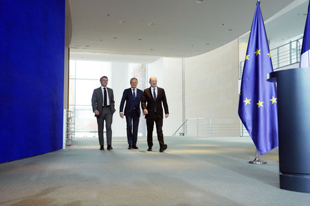 Pressestatement von Emmanuel Macron, Donald Tusk und Olaf Scholz in Berlin