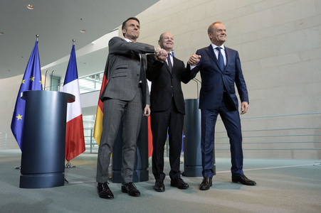 Pressestatement von Emmanuel Macron, Donald Tusk und Olaf Scholz in Berlin