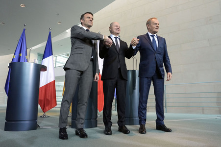 Pressestatement von Emmanuel Macron, Donald Tusk und Olaf Scholz in Berlin