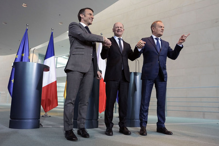 Pressestatement von Emmanuel Macron, Donald Tusk und Olaf Scholz in Berlin