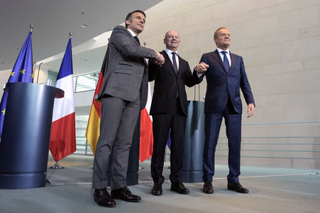 Pressestatement von Emmanuel Macron, Donald Tusk und Olaf Scholz in Berlin