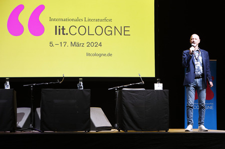 Bjarne Mädel, Angelika Richter und Matthias Brandt auf der lit.Cologne 2024 in Köln