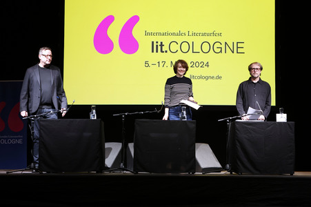 Bjarne Mädel, Angelika Richter und Matthias Brandt auf der lit.Cologne 2024 in Köln