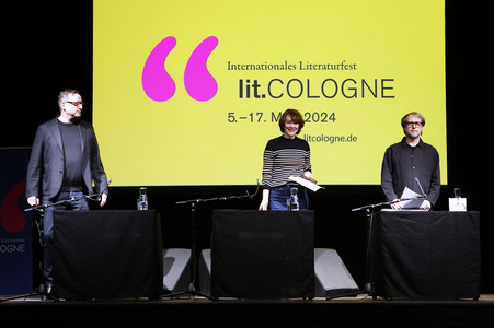Bjarne Mädel, Angelika Richter und Matthias Brandt auf der lit.Cologne 2024 in Köln