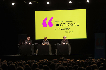 Bjarne Mädel, Angelika Richter und Matthias Brandt auf der lit.Cologne 2024 in Köln