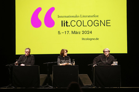 Bjarne Mädel, Angelika Richter und Matthias Brandt auf der lit.Cologne 2024 in Köln