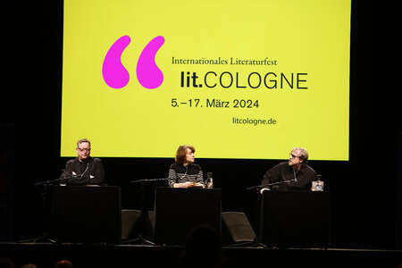 Bjarne Mädel, Angelika Richter und Matthias Brandt auf der lit.Cologne 2024 in Köln