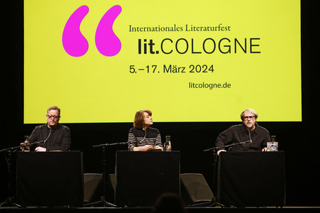 Bjarne Mädel, Angelika Richter und Matthias Brandt auf der lit.Cologne 2024 in Köln