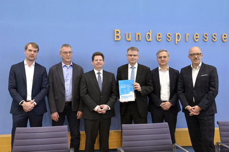 Bundespressekonferenz Gemeinschaftsdiagnose der Wirtschaftsforschungsinstitute Frühjahr 2024 in Berlin