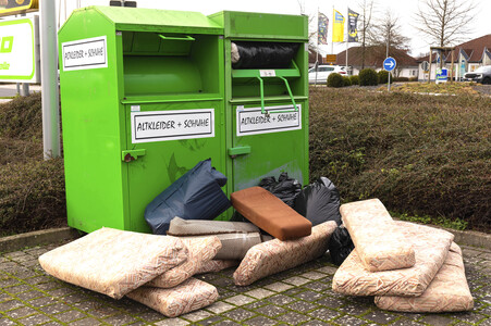 Symbolfoto Altkleidercontainer