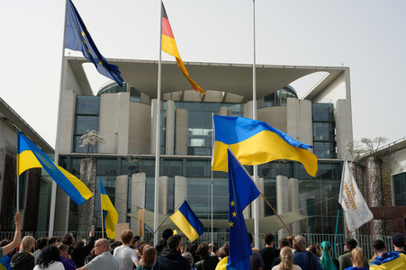 Demonstration für den Abzug russischer Truppen aus der Ukraine in Berlin