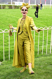 Große Saisoneröffnung 2024 auf der Rennbahn Hoppegarten in Berlin