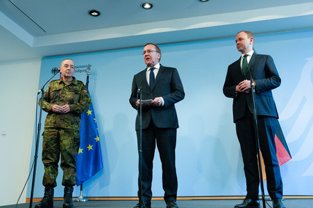 Pressekonferenz des Bundesministers der Verteidigung in Berlin