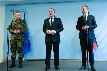 Pressekonferenz des Bundesministers der Verteidigung in Berlin