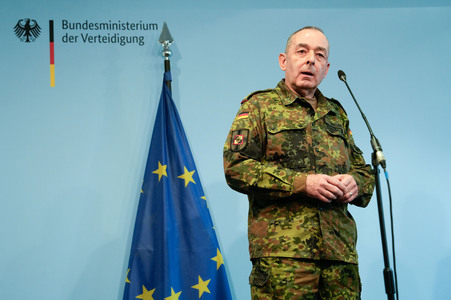 Pressekonferenz des Bundesministers der Verteidigung in Berlin