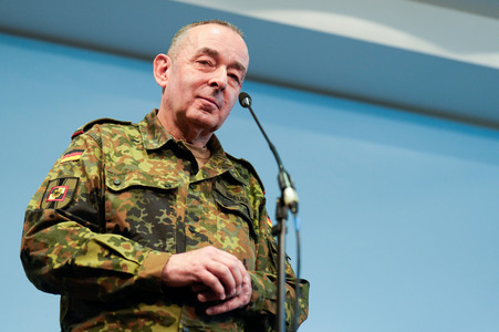 Pressekonferenz des Bundesministers der Verteidigung in Berlin