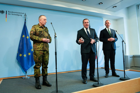 Pressekonferenz des Bundesministers der Verteidigung in Berlin