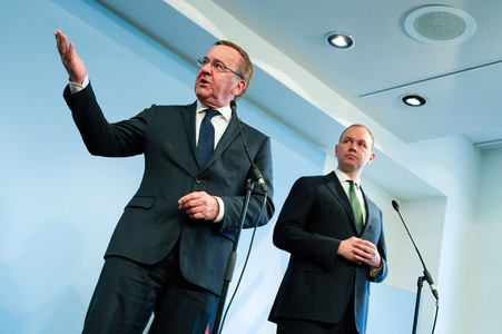 Pressekonferenz des Bundesministers der Verteidigung in Berlin