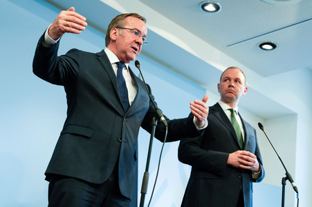 Pressekonferenz des Bundesministers der Verteidigung in Berlin