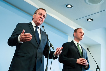 Pressekonferenz des Bundesministers der Verteidigung in Berlin