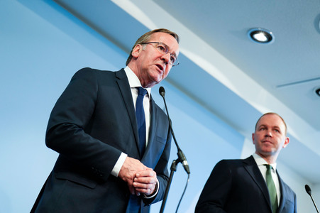 Pressekonferenz des Bundesministers der Verteidigung in Berlin