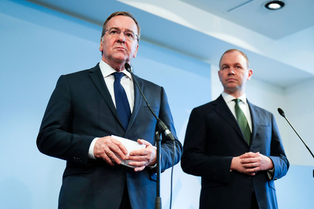 Pressekonferenz des Bundesministers der Verteidigung in Berlin