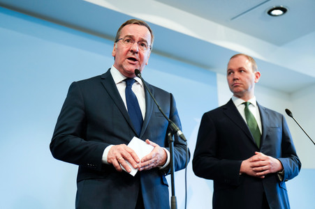 Pressekonferenz des Bundesministers der Verteidigung in Berlin