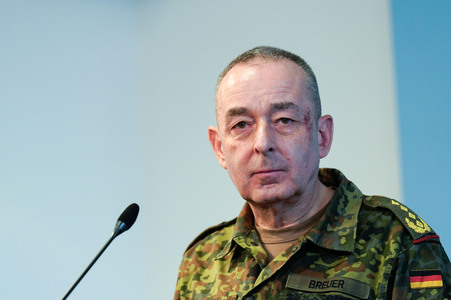 Pressekonferenz des Bundesministers der Verteidigung in Berlin