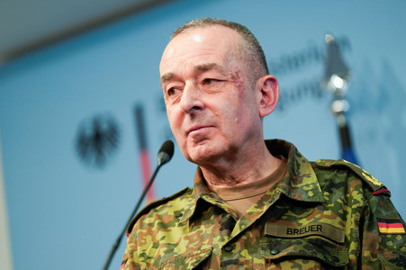 Pressekonferenz des Bundesministers der Verteidigung in Berlin