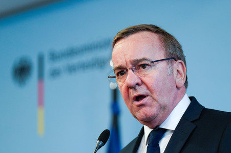 Pressekonferenz des Bundesministers der Verteidigung in Berlin