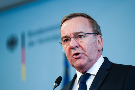 Pressekonferenz des Bundesministers der Verteidigung in Berlin