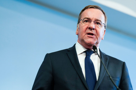 Pressekonferenz des Bundesministers der Verteidigung in Berlin