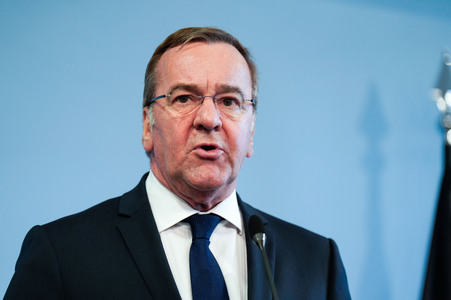 Pressekonferenz des Bundesministers der Verteidigung in Berlin