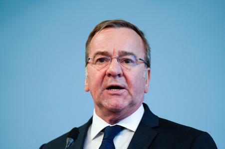 Pressekonferenz des Bundesministers der Verteidigung in Berlin