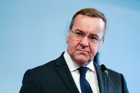 Pressekonferenz des Bundesministers der Verteidigung in Berlin