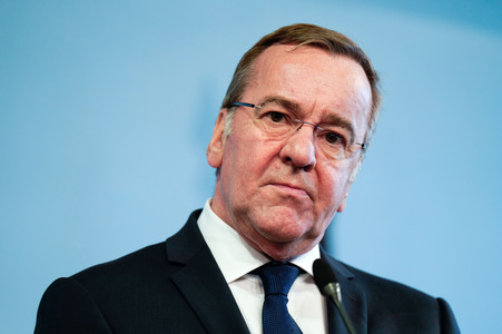 Pressekonferenz des Bundesministers der Verteidigung in Berlin