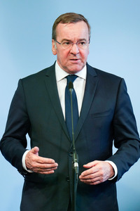 Pressekonferenz des Bundesministers der Verteidigung in Berlin