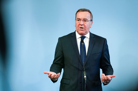 Pressekonferenz des Bundesministers der Verteidigung in Berlin