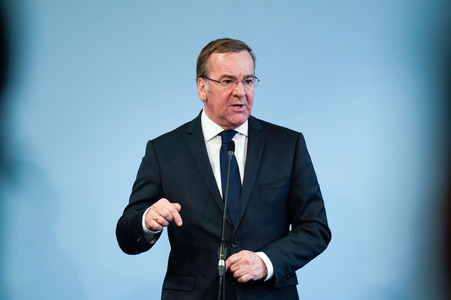 Pressekonferenz des Bundesministers der Verteidigung in Berlin
