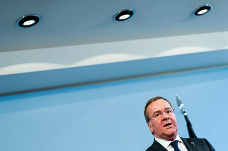 Pressekonferenz des Bundesministers der Verteidigung in Berlin