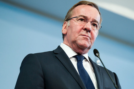 Pressekonferenz des Bundesministers der Verteidigung in Berlin