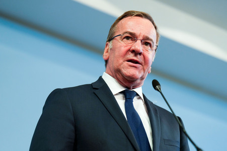 Pressekonferenz des Bundesministers der Verteidigung in Berlin